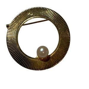 Vintage Gold Tone Circle Brooch – Single Pearl Accent Women's Pin